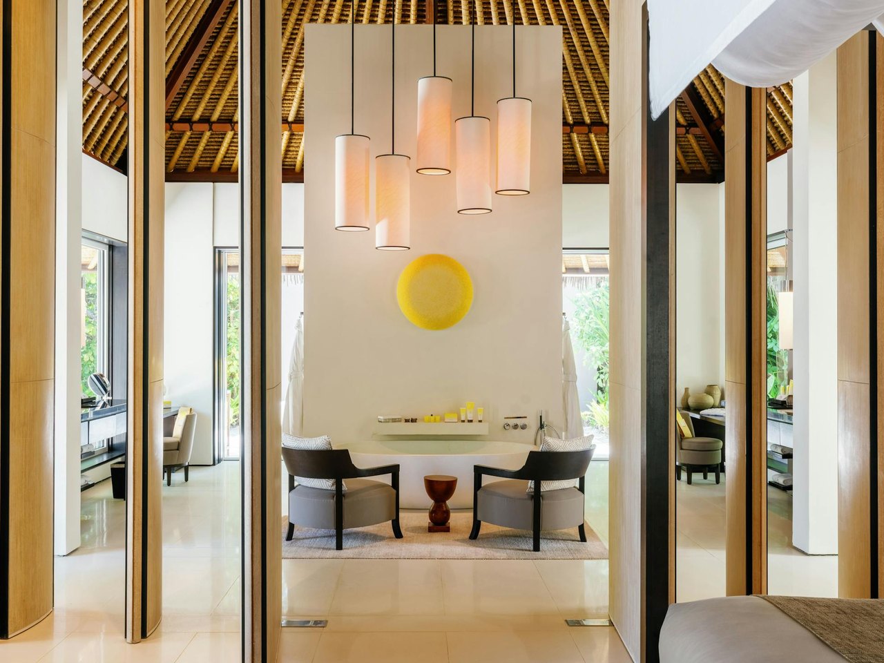 Cheval Blanc Randheli 官方房內床景與空間比例